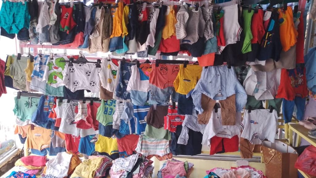 Venta de ropas y zapatos infantiles