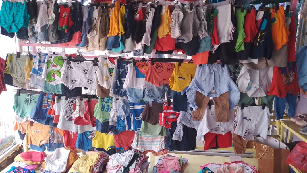 Venta de ropas y zapatos infantiles