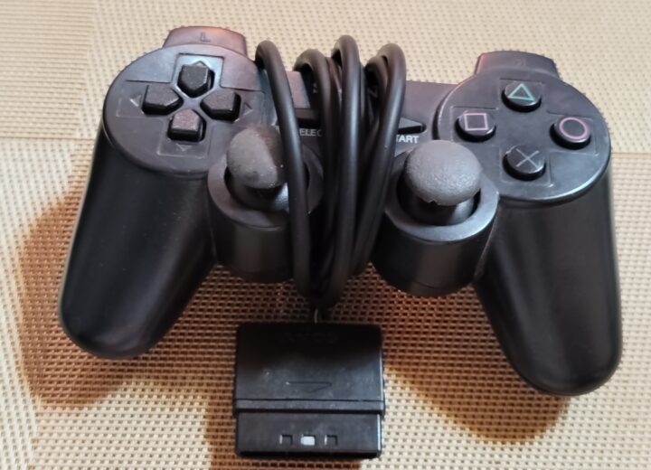 SE VENDE MANDO DE PS2